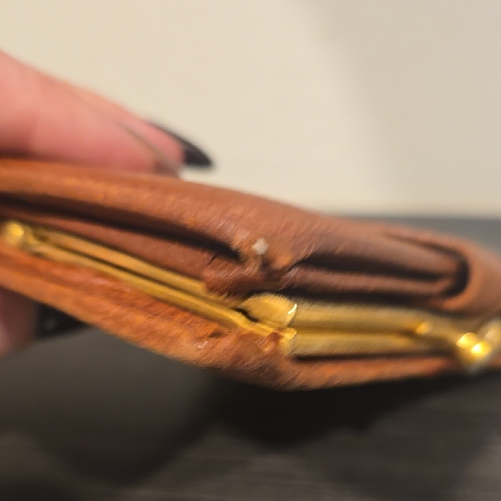 Gucci Tan Leather Wallet with Green and Red Accent - Picture 12 of 14